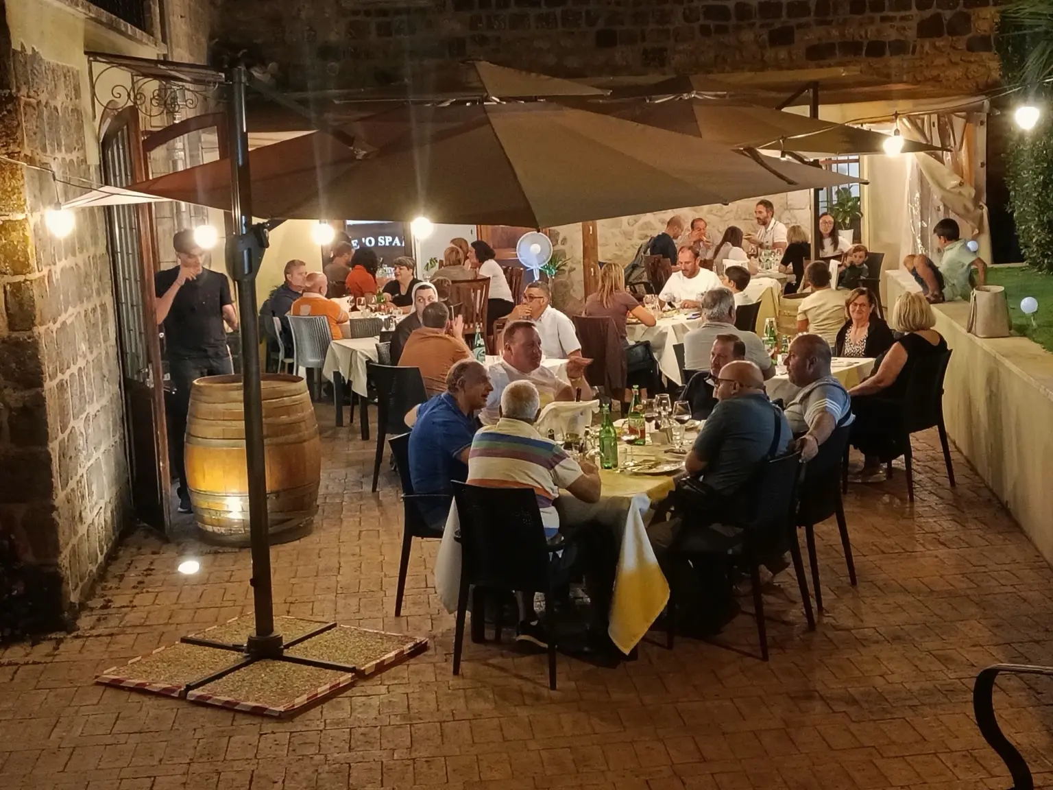 Terrazza del ristorante Peppe O Sparatore illuminata di sera